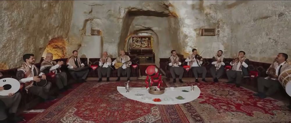 TEKNOFEST Güneydoğu tanıtım filminde kırmızı robot Şanlıurfa sıra gecesinde çiğ köfte yoğuruyor