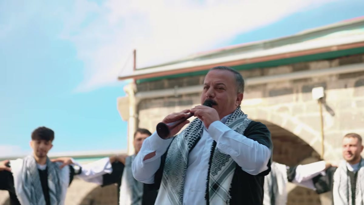 Lo Lo Selçuk klibinde zurna ve halay