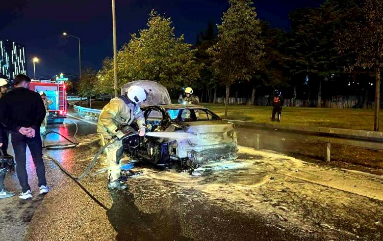Bakırköy'de yanan otomobile itfaiye erlerinin köpükle müdahalesi, araç yanık ve dumanlı halde, itfaiye aracı ark
