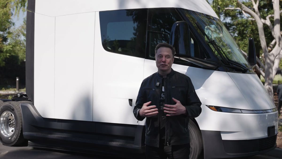 Elon Musk Tesla Semi etkinliğinde konuşuyor