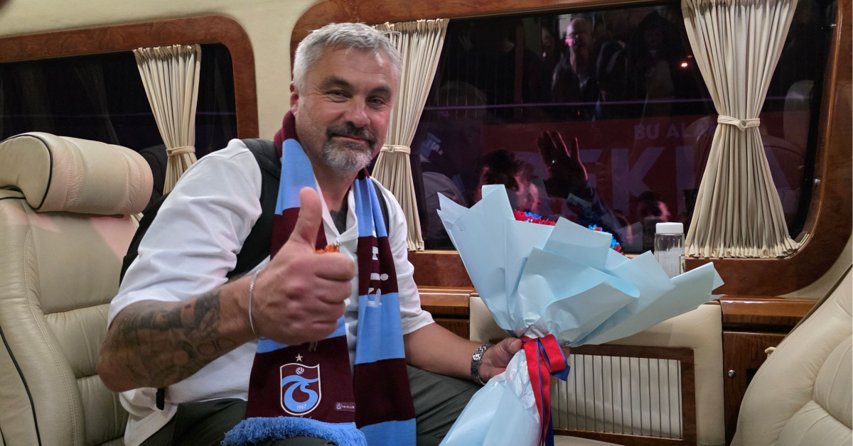 Thomas Reis, Trabzonspor atkısıyla araç içinde taraftarları selamlarken, elinde karşılama çiçeği (Habertürk) — not: URL