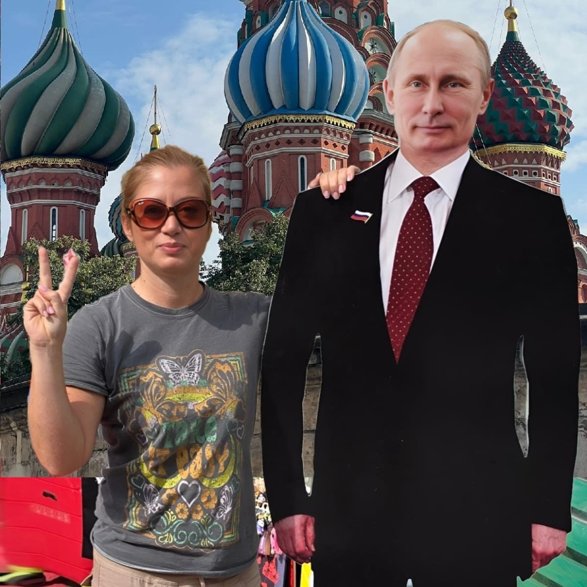 Janina White, Moskova Kızıl Meydan'da Putin maketiyle poz verirken
