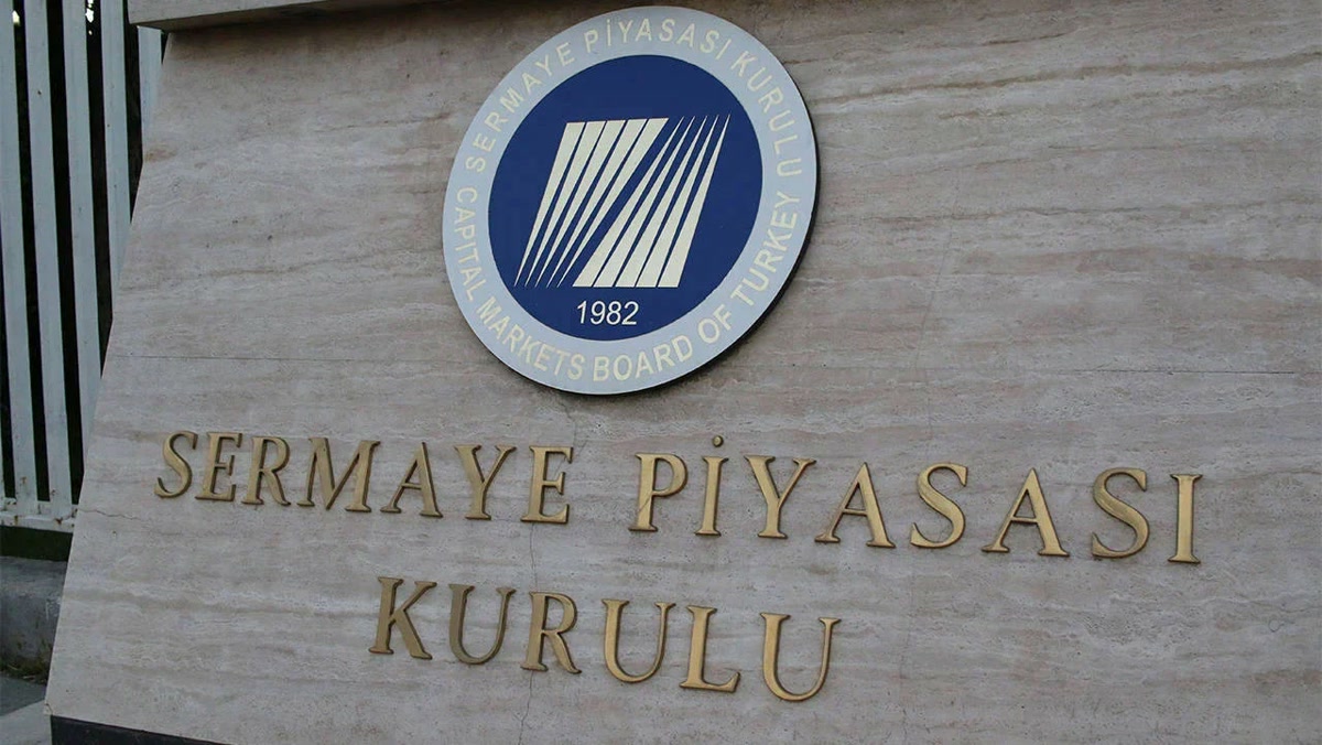 Sermaye Piyasası Kurulu (SPK) binasının önündeki taş tabela: kurum amblemi ve altın harfli 'Sermaye Piyasası Kurulu' yazısı, tek kare gerçek fotoğraf (1280x720). Lisans iptali kararını veren kurumu gösterir.