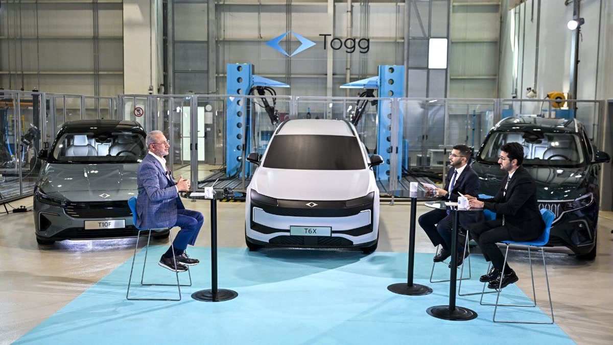 Tosyalı'nın röportaj sahnesi: ortada T6X prototipi, iki yanında T10F ve T10X, masada sunucular. Görüntü AA Finans Masası çekimi olabilir; yalnızca son yedek.