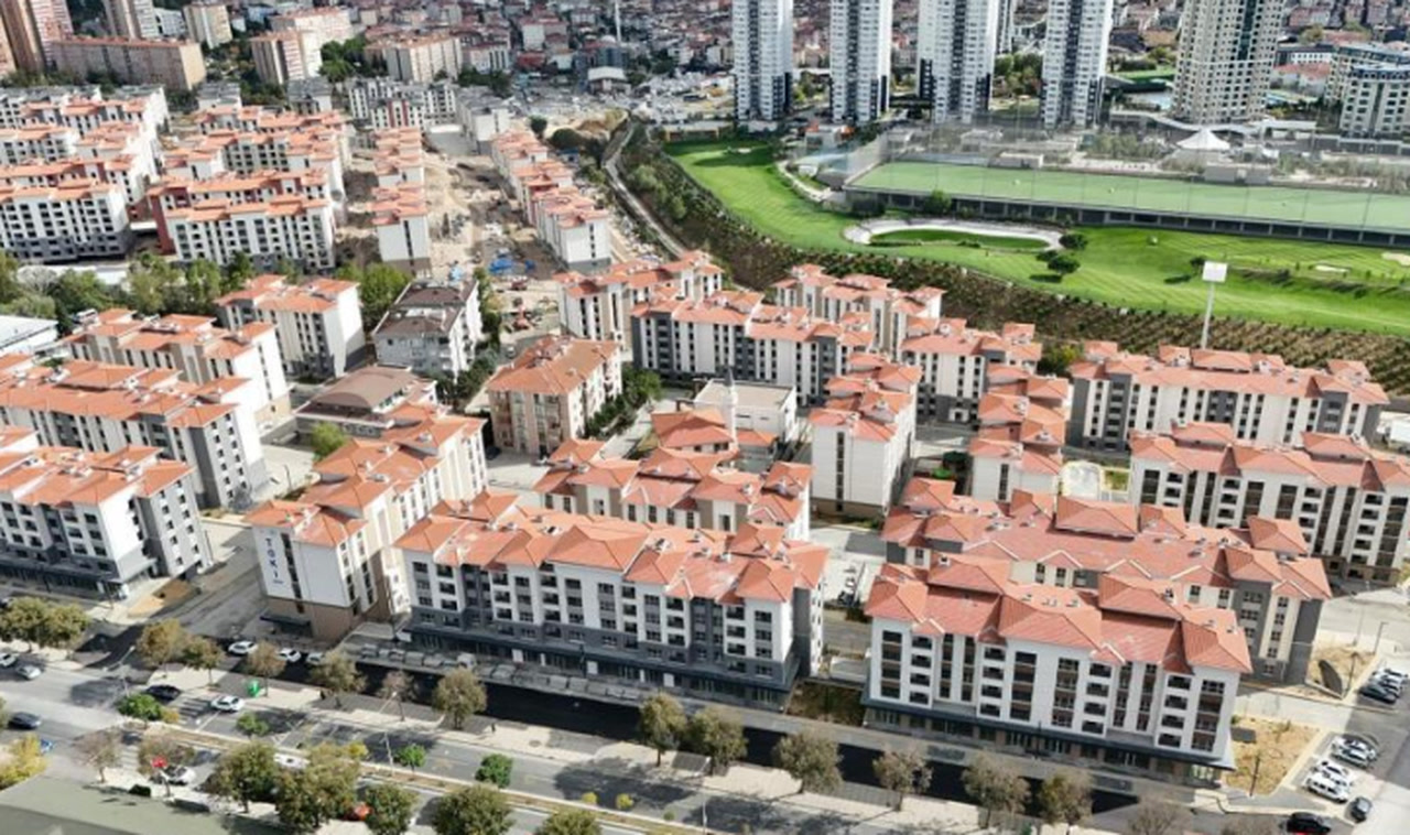 GÖVDE -2.jpg — Ataşehir TOKİ blokları, üstten drone karesi (aynı resmi kartın üst paneli), 1280x758, yazısız.