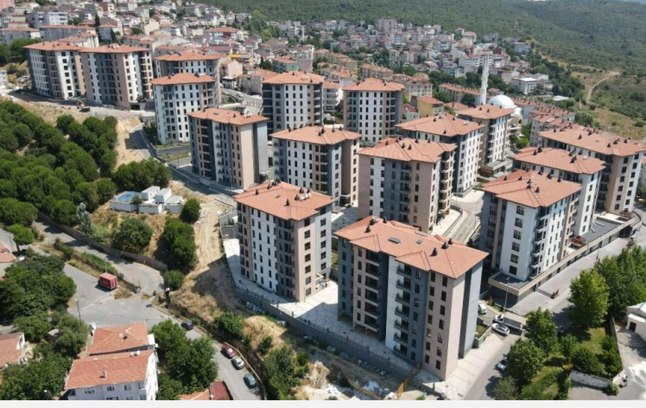 GÖVDE -4.jpg — Maltepe TOKİ blokları, yakın drone karesi (aynı kartın alt paneli), 1280x808, yazısız.