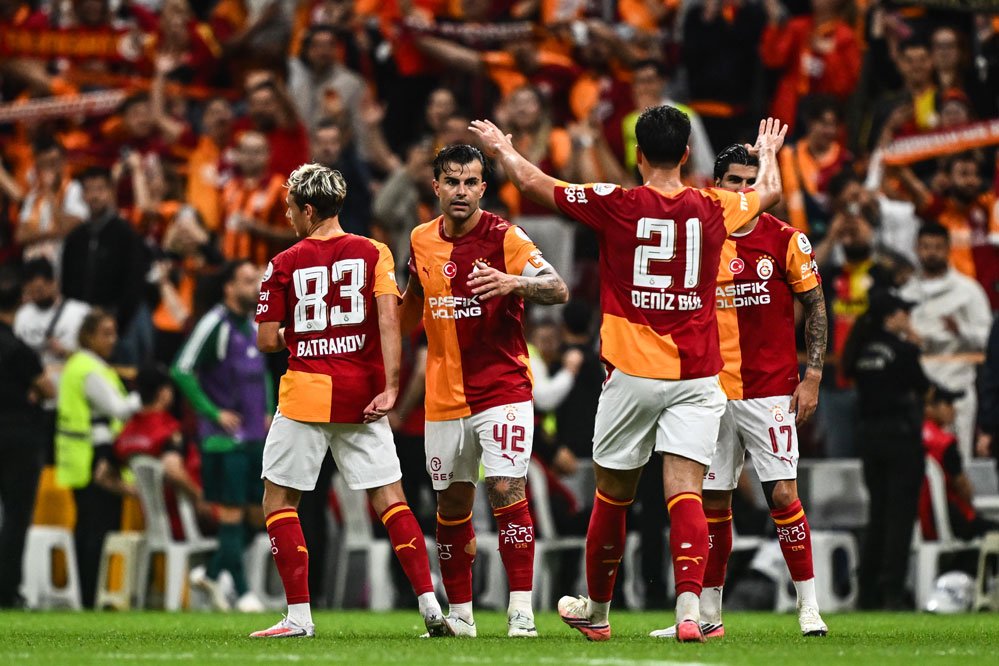 Galatasaray oyuncuları sahada kutlama yaparken