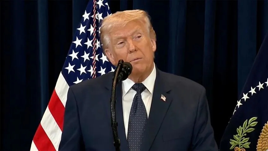 ALTERNATİF KAPAK — Donald Trump ABD bayrağı önünde mikrofonda konuşurken