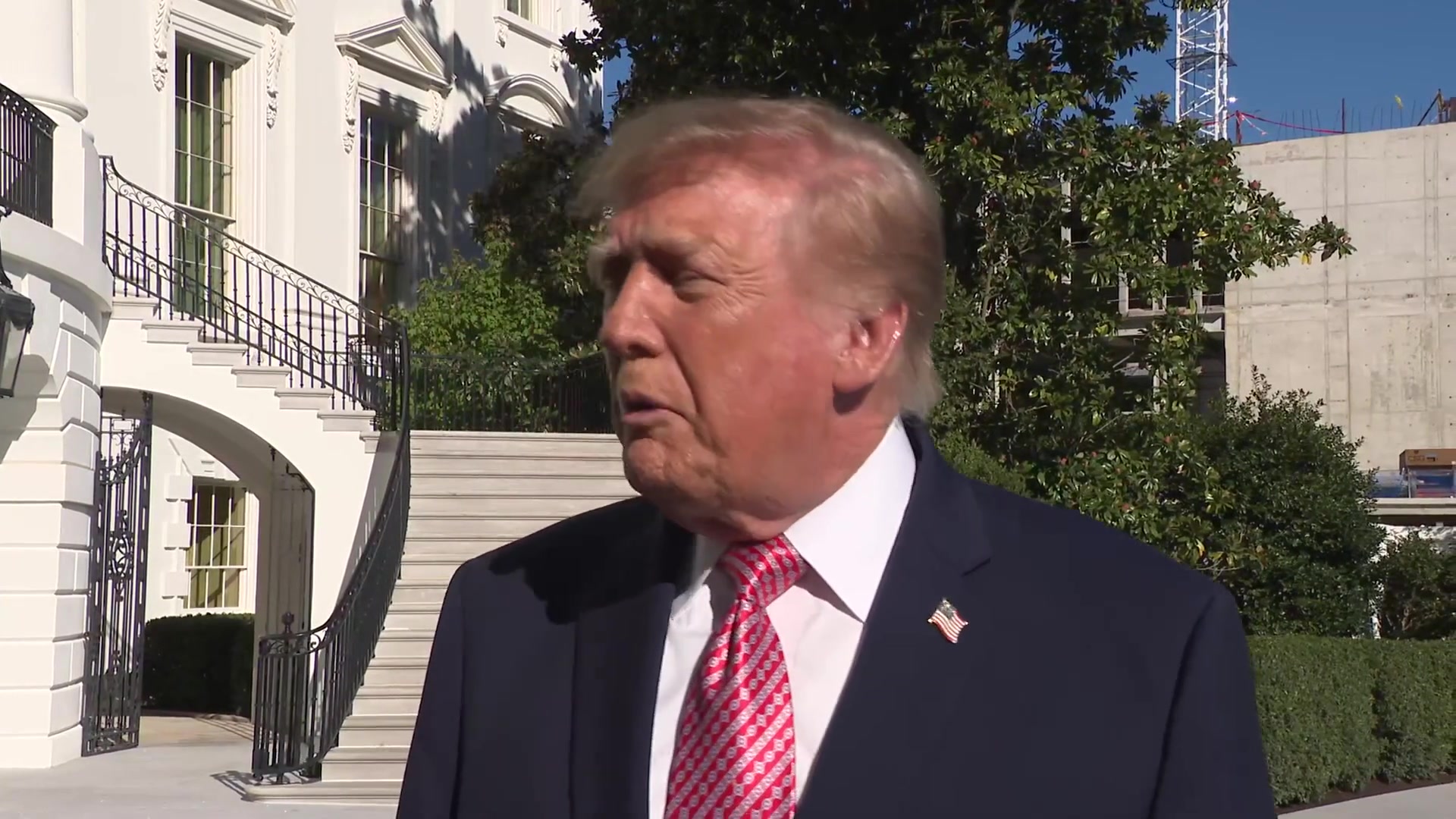Trump Beyaz Saray bahçesinde gazetecilere konuştu