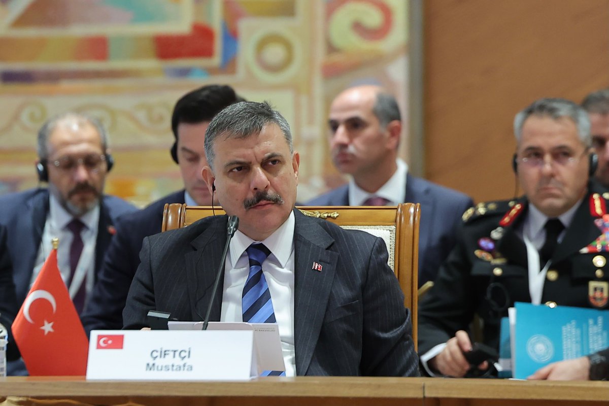 GÖVDE 2 — İçişleri Bakanı Mustafa Çiftçi Astana toplantı masasında, önünde Türk bayrağı ve 'ÇİFTÇİ Mustafa' isimliği. 12