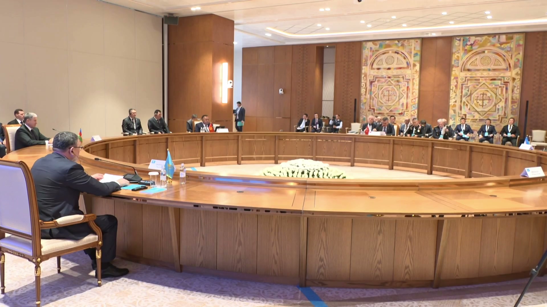 GÖVDE 3 — Astana'daki toplantı salonunun geniş açısı: yuvarlak masa, beş ülke heyetleri (İçişleri Bakanlığı'nın resmi vi