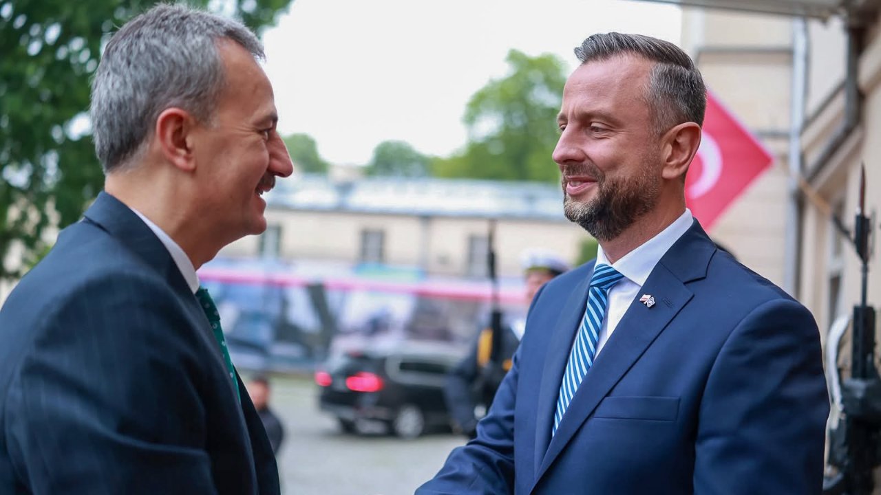 Haluk Görgün ve Wladyslaw Kosiniak-Kamysz Türk ve Polonya bayrakları önünde