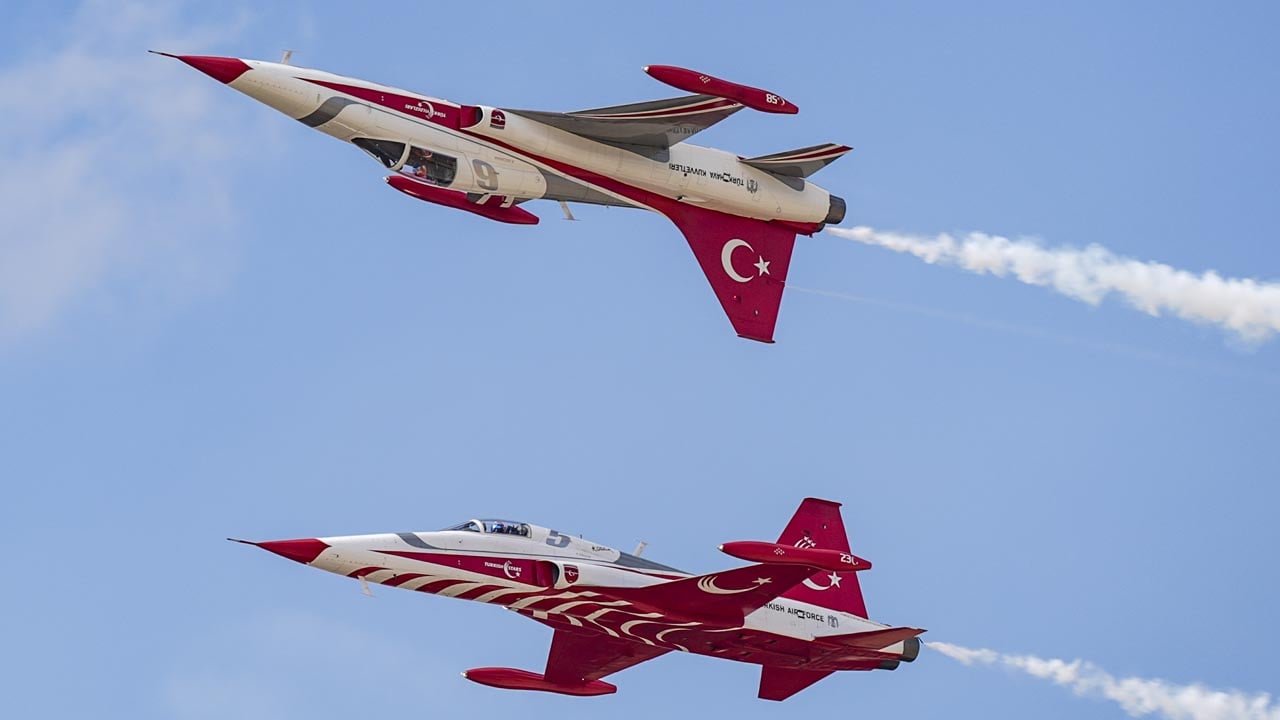 Türk Yıldızları kırmızı beyaz dumanla gösteri uçuşu