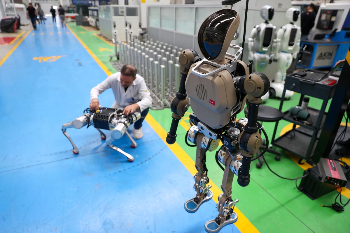 Türkiye'de yüzde 100 yerli bir insansı robot seri üretime geçti: AKINCI-5'in içinde ne var?