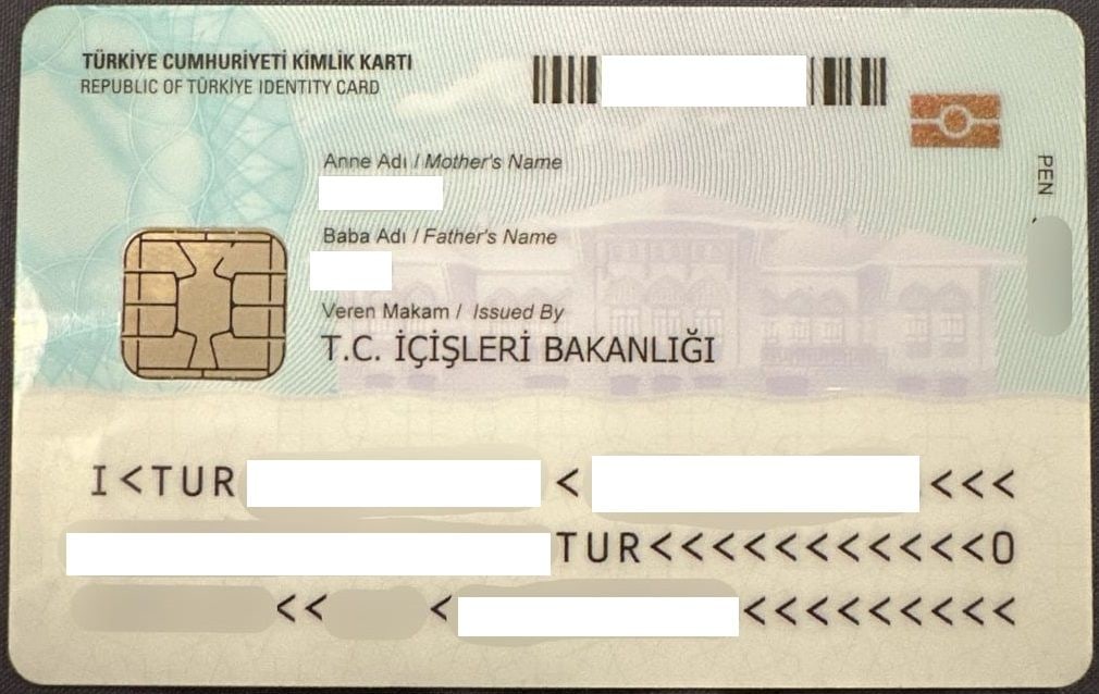 Çipli Türkiye Cumhuriyeti kimlik kartının arka yüzü, kişisel bilgiler kapatılmış
