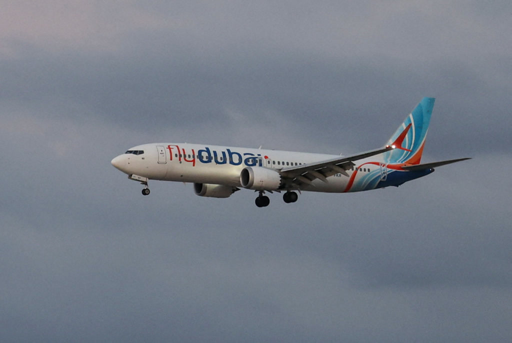 Bulutlu gökyüzünde iniş yaklaşımındaki flydubai uçağı, gövdede flydubai yazısı net (1024x685, Reuters)