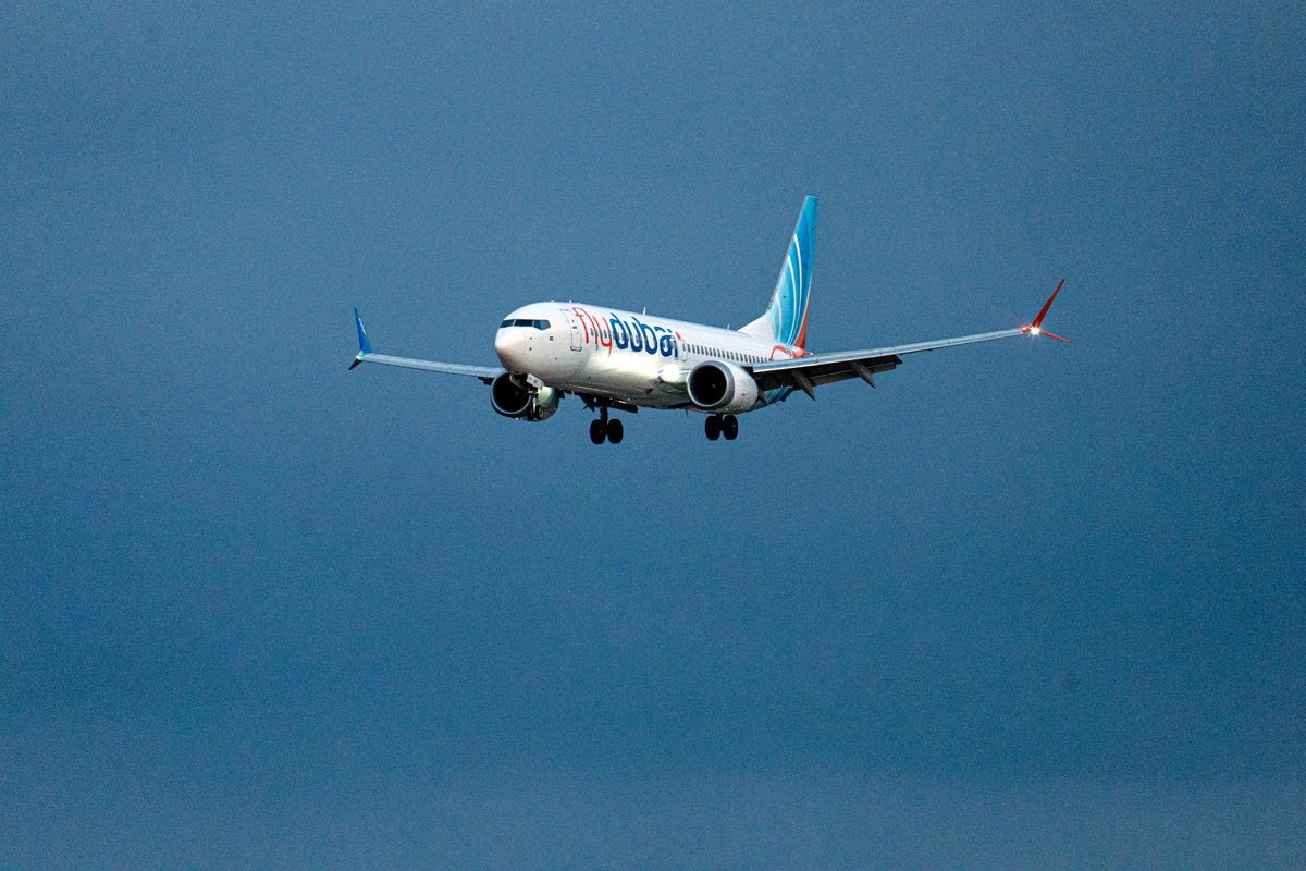 Koyu mavi gökyüzünde alçalan flydubai Boeing 737 yolcu uçağı, temiz arşiv karesi (2736x1824, Getty)