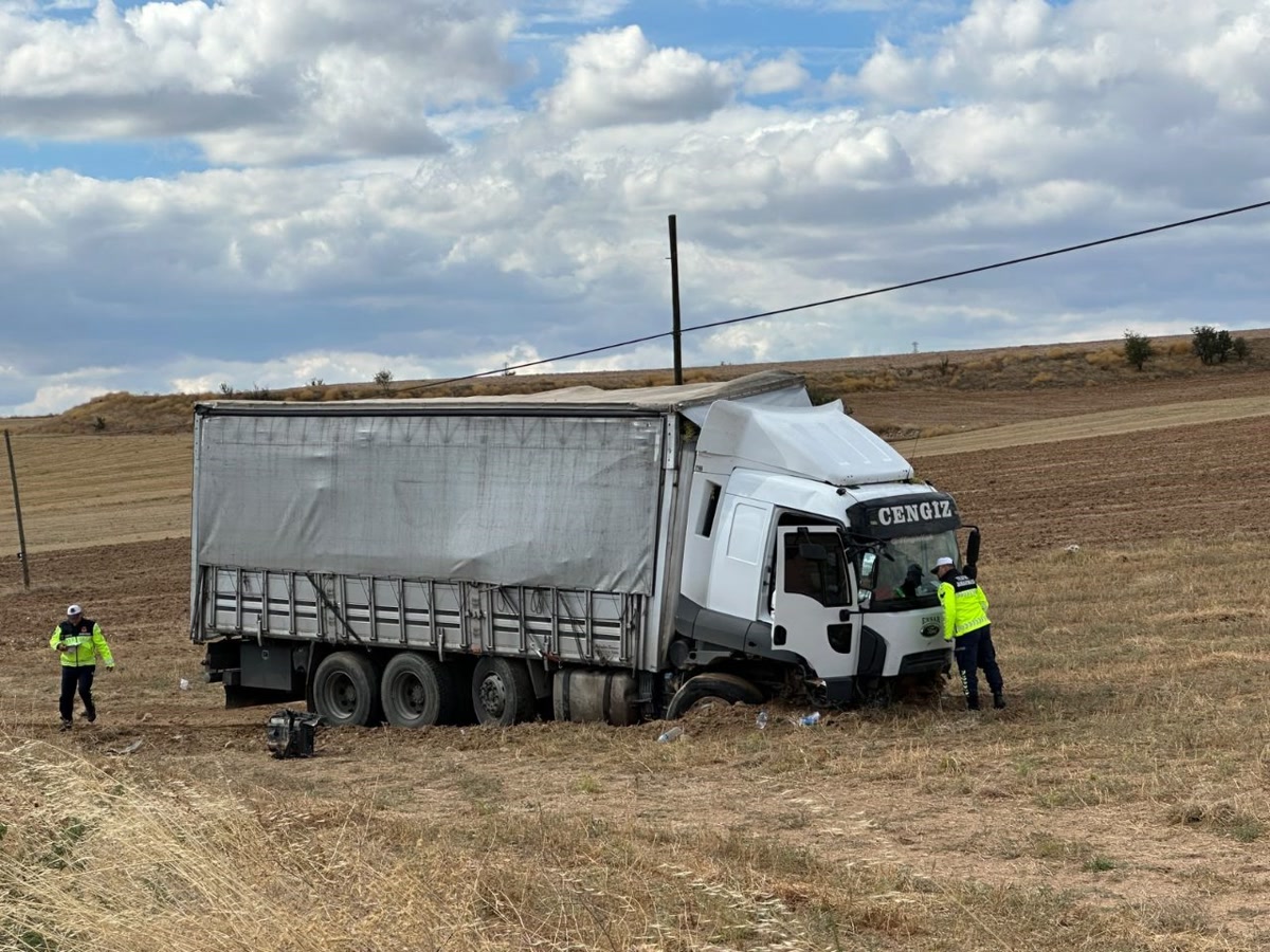 Uşak'ta trafik kazası: Ulubey yolunda kamyonla çarpışan otomobilde 71 yaşındaki sürücünün yanında kimler vardı