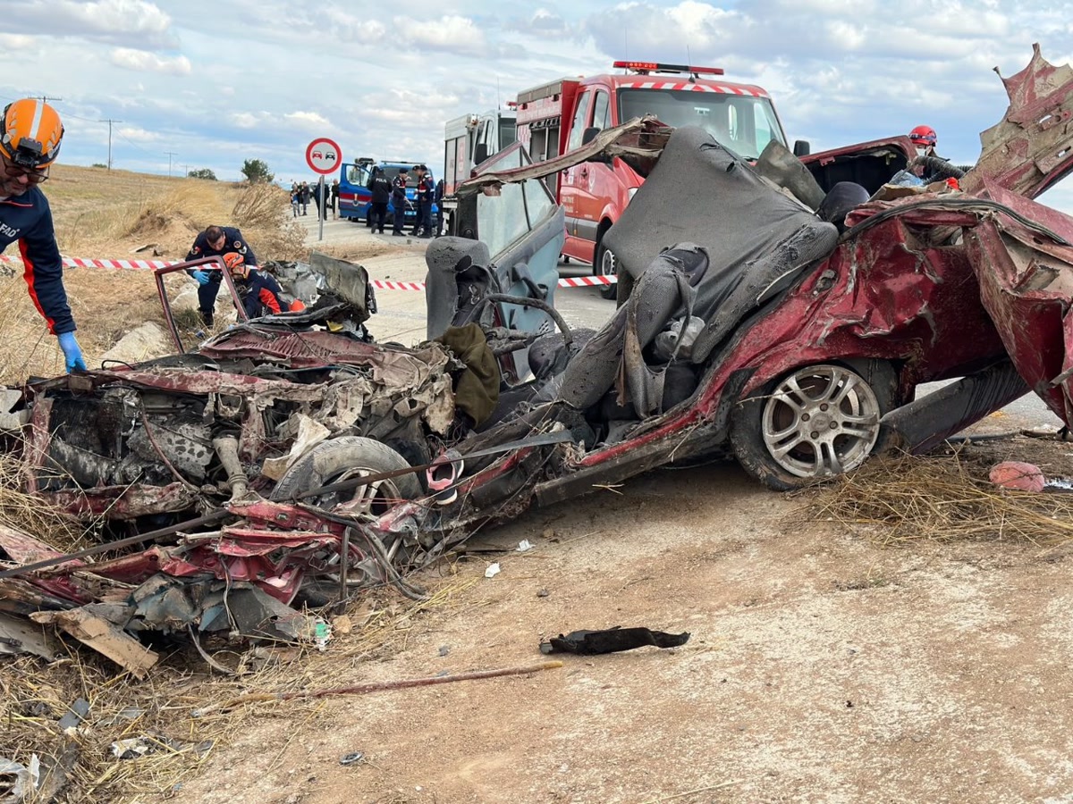 Uşak'ta trafik kazası: Ulubey yolunda kamyonla çarpışan otomobilde 71 yaşındaki sürücünün yanında kimler vardı
