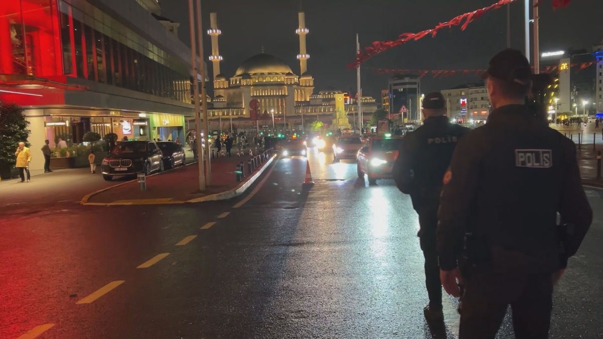 İstanbul Üsküdar'da akşam 8'de Huzur İstanbul denetimi: Özel Harekat da sahadaydı, polis durdurduğu araçlarda 