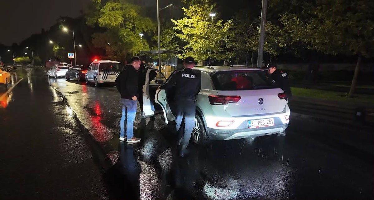 İstanbul Üsküdar'da akşam 8'de Huzur İstanbul denetimi: Özel Harekat da sahadaydı, polis durdurduğu araçlarda 