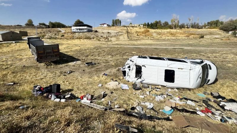 Van kaza: Gürpınar'da TIR ile minibüs çarpıştı, şarampole yuvarlanan araçta ölen kim?