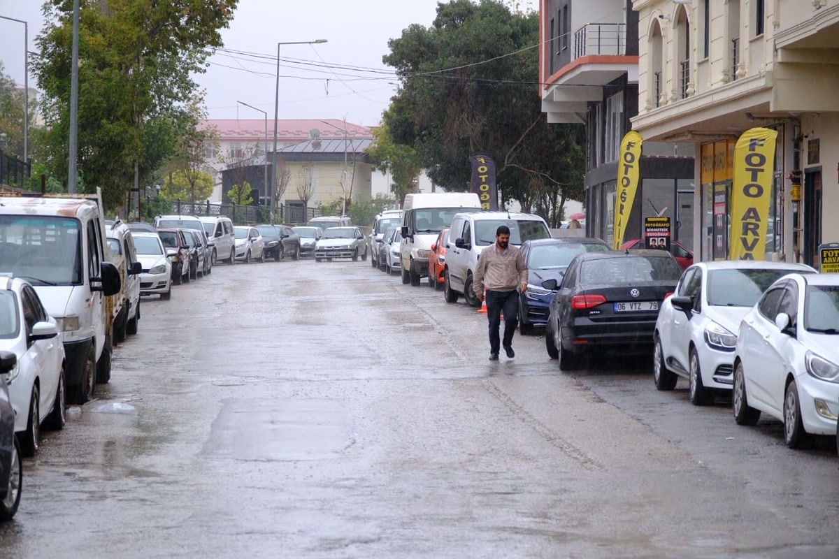 Van'da sağanak aniden bastırdı, sürücüler zor ilerledi: Van hava durumunda hafta sonu için ne bekleniyor?