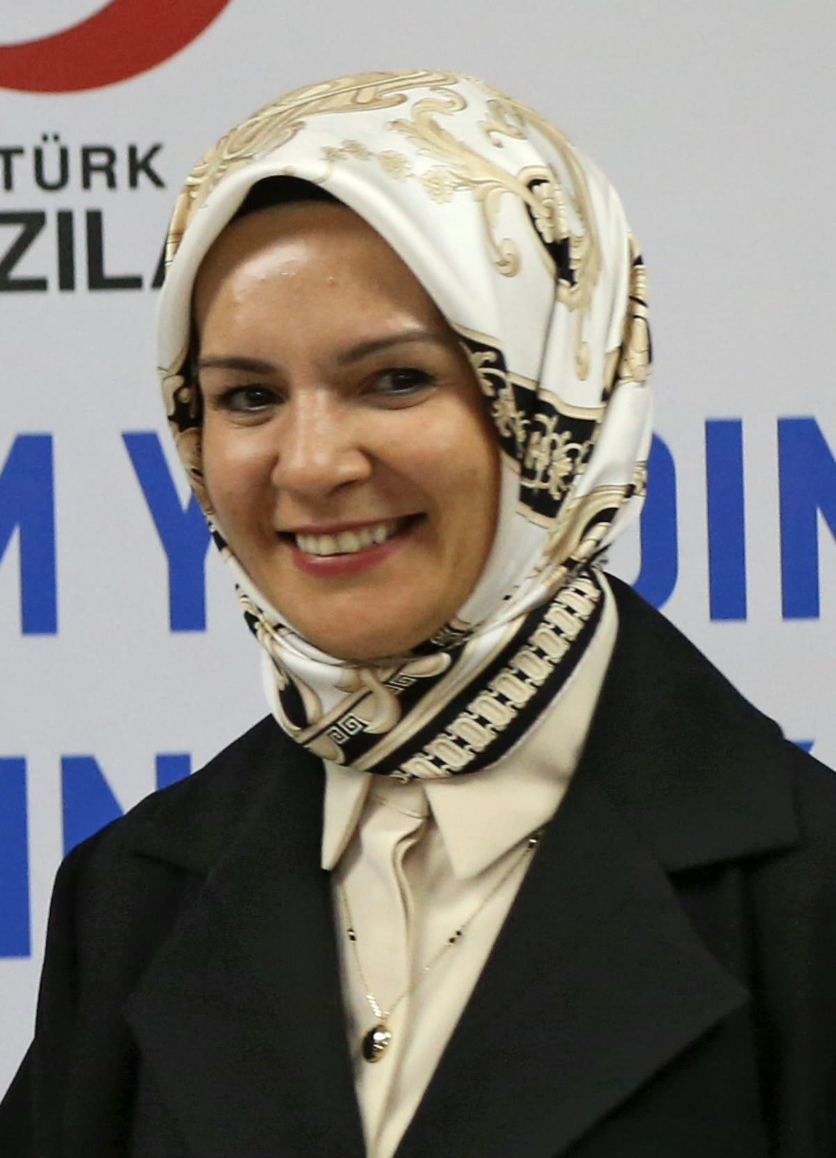 Aile ve Sosyal Hizmetler Bakanı Mahinur Özdemir Göktaş (kapak)