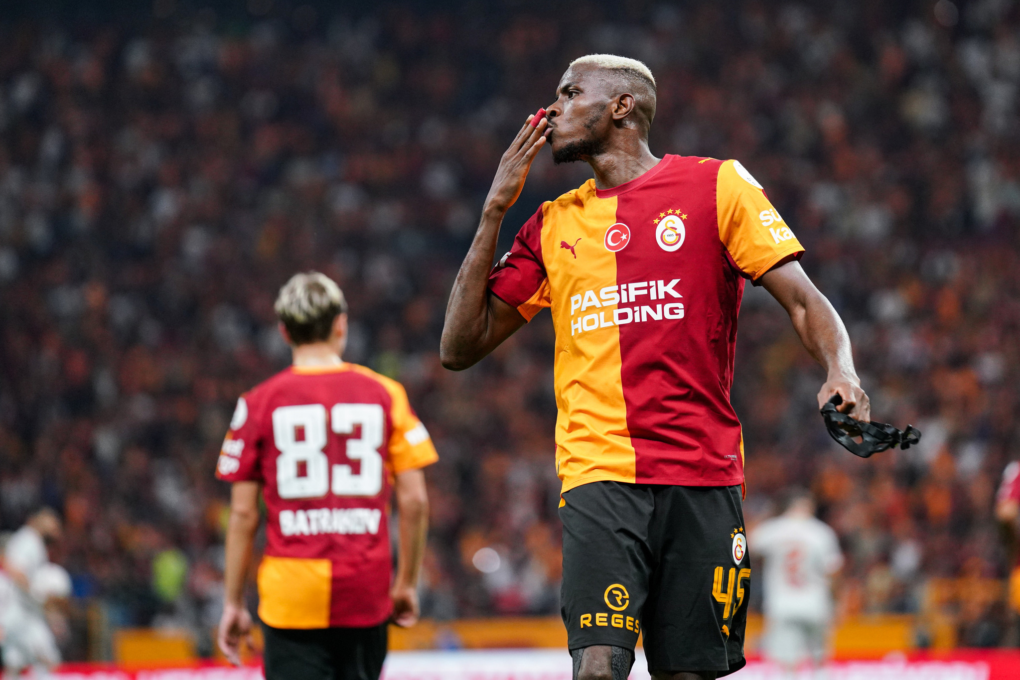 Osimhen, gol sonrası forma amblemini öperken