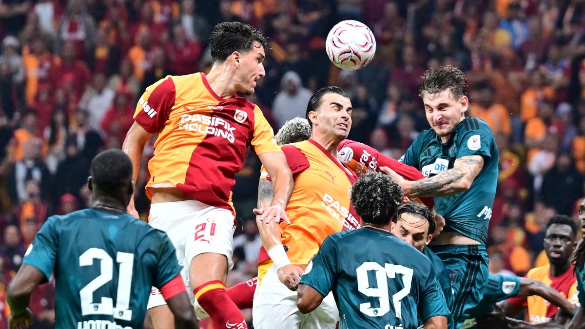 Galatasaray'da savunma hattı, Singo'nun yokluğunda ceza sahasında mücadele ederken