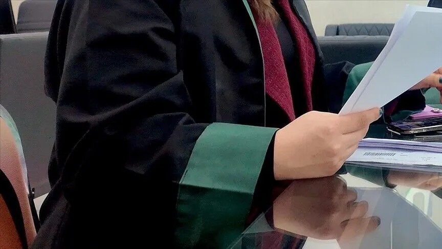 Cübbeli avukat adliyede evrak incelerken
