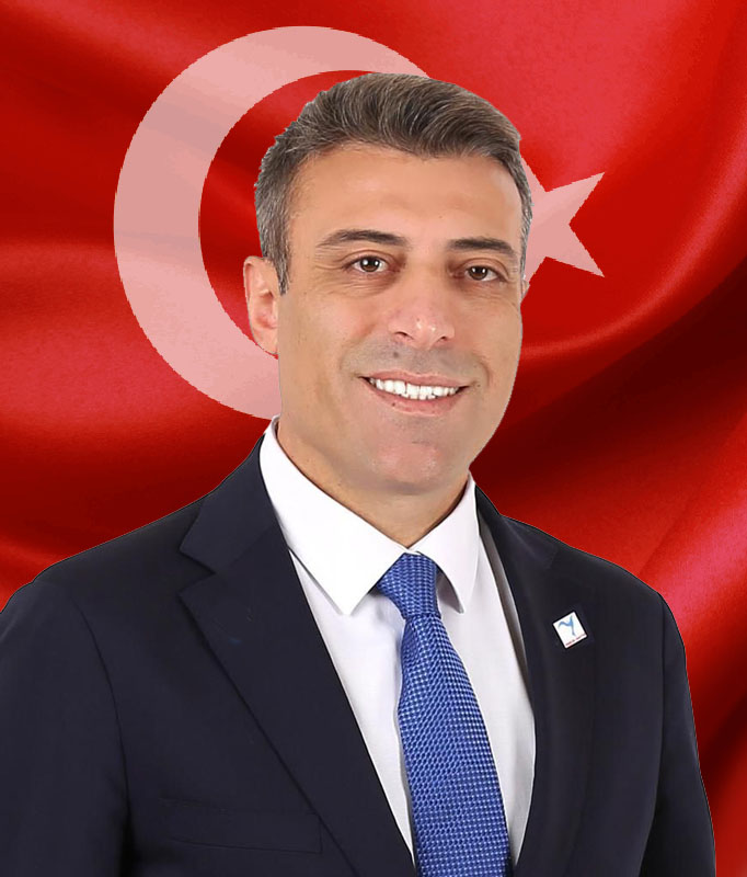 GÖVDE -2 - Yenilik Partisi Genel Başkanı Öztürk Yılmaz resmi portre, Türk bayrağı fonlu (partinin kendi sitesi, 682x800,