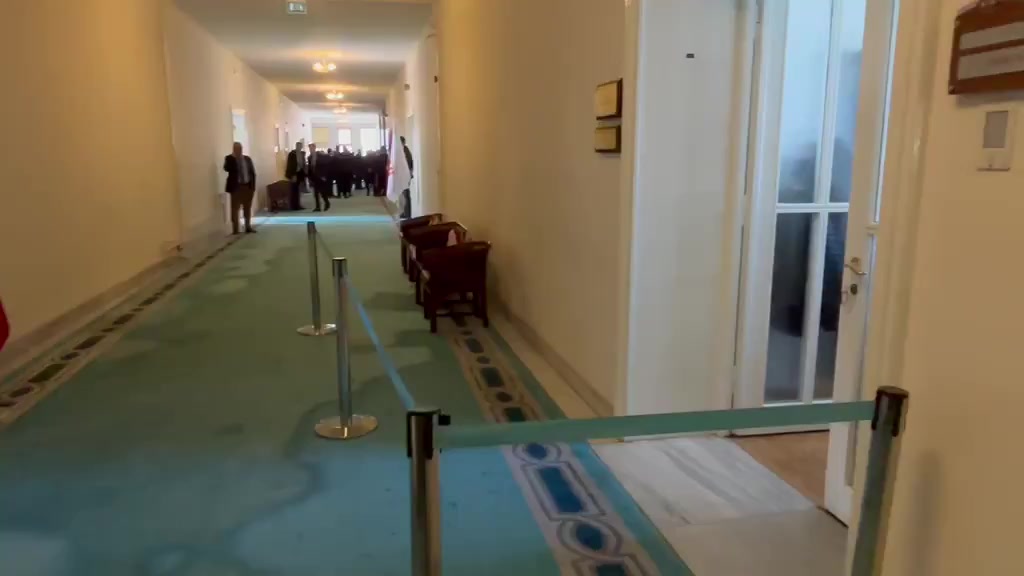 Meclis koridoru şeritle ikiye bölündü