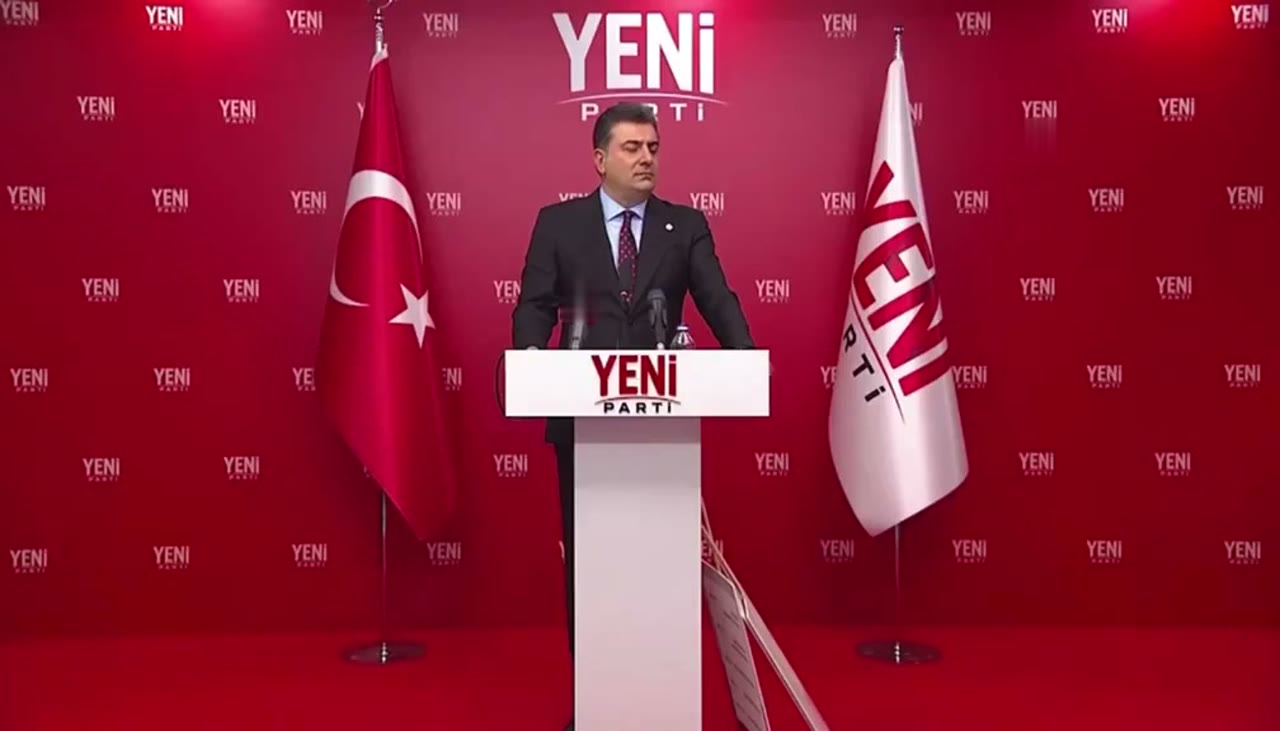 Yeni Parti genel merkezindeki basın toplantısı