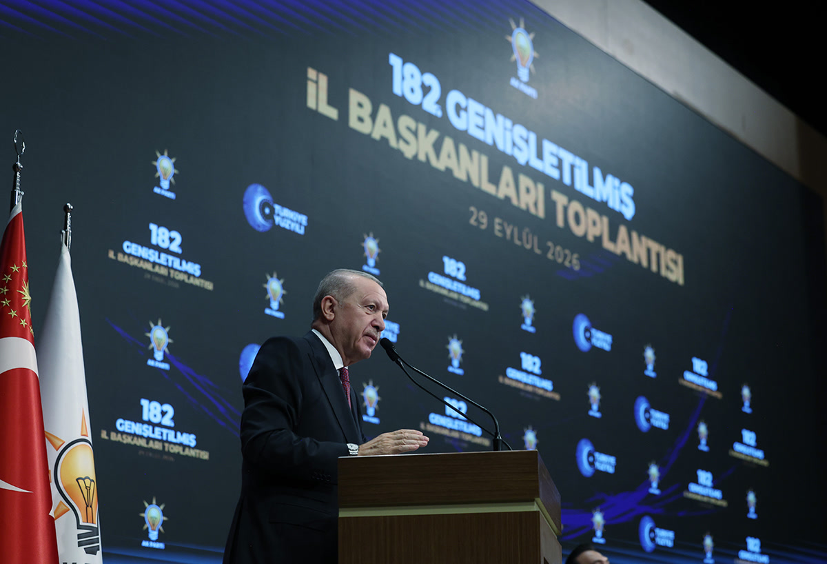 1296x884. Cumhurbaşkanı Erdoğan 29 Eylül 2026 il başkanları toplantısında kürsüde; net resmî fotoğraf ama arkada toplantı yazısı ve parti logoları var, konu telefonla ilgisiz. Yalnızca yedek.