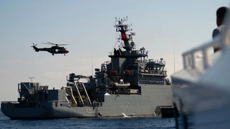 Denizde Türk bayraklı büyük bir deniz platformu ve üzerinde uçan helikopter; yazısız, net haber fotoğrafı (750x422), düşük çözünürlüklü yedek aday.