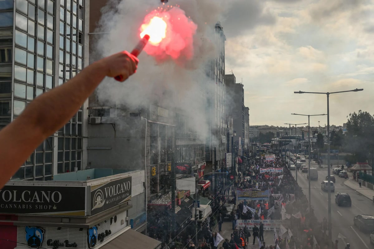 Yunanistan'da liman grevi: işçiler “savaşa hayır” diyerek gemilere neyi yüklemeyi reddetti?