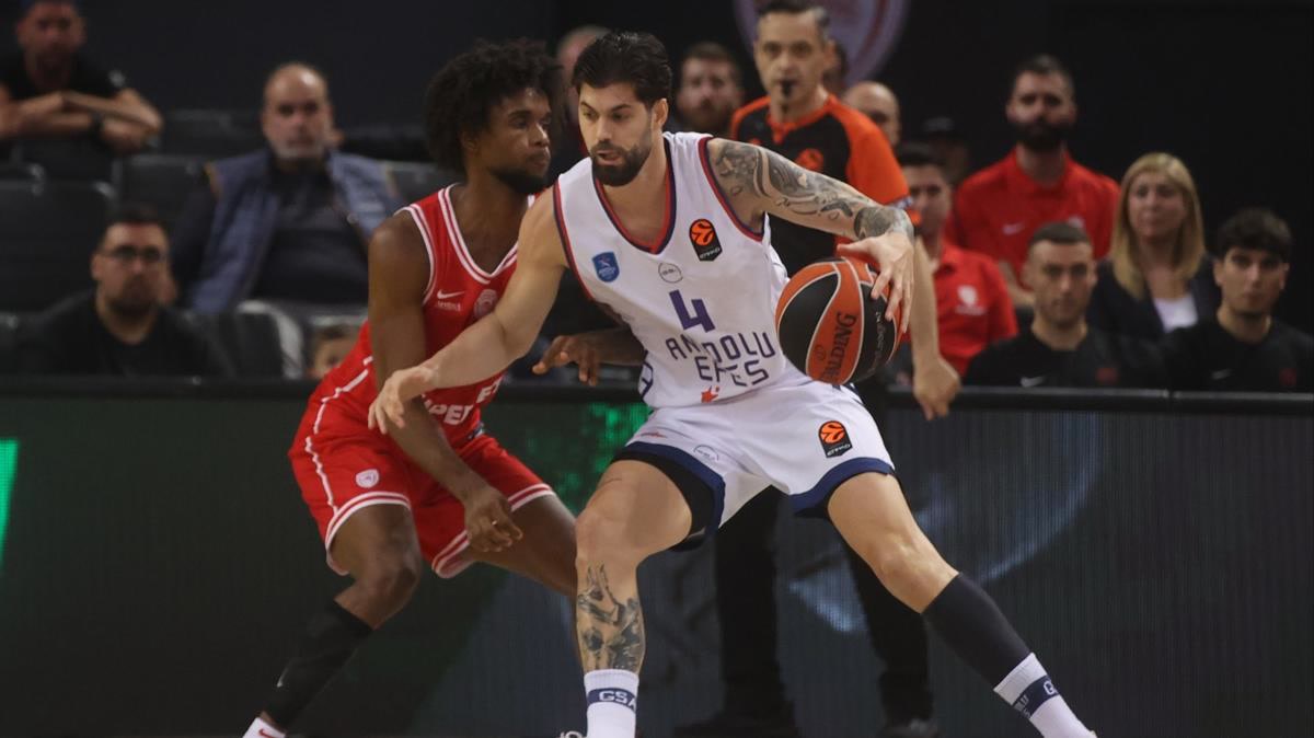 Yunanistan'da Olimpiakos - Anadolu Efes maçında devreye 4 sayı geride giren Efes, EuroLeague'de ikinci yarıda