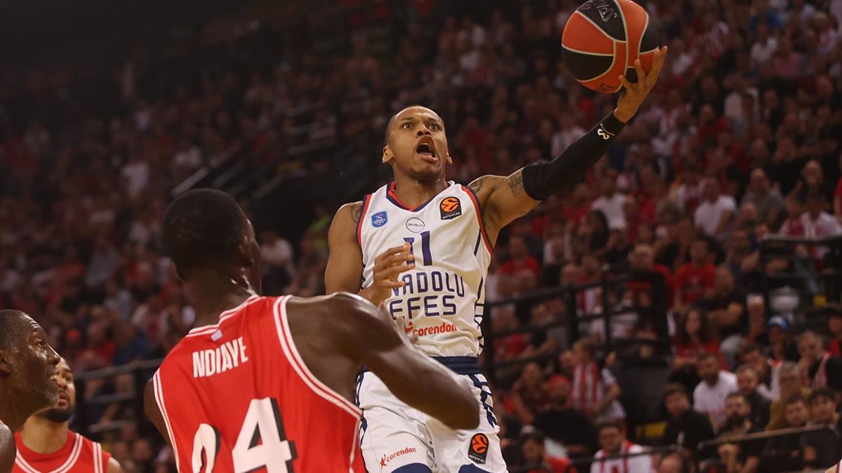 Yunanistan'da Olimpiakos - Anadolu Efes maçında devreye 4 sayı geride giren Efes, EuroLeague'de ikinci yarıda