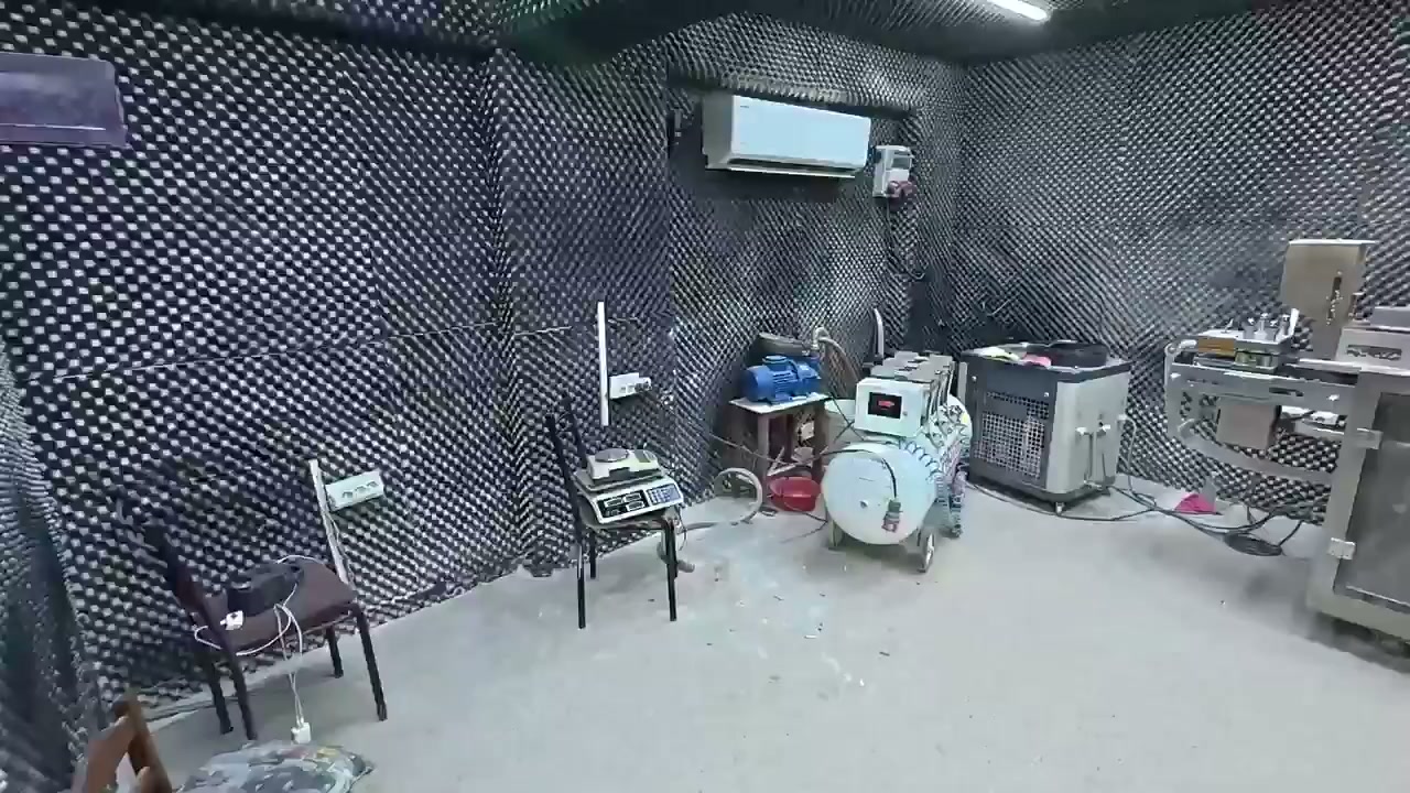 Ses yalıtımlı bodrumda hap presi ve kapsül doldurma makineleri