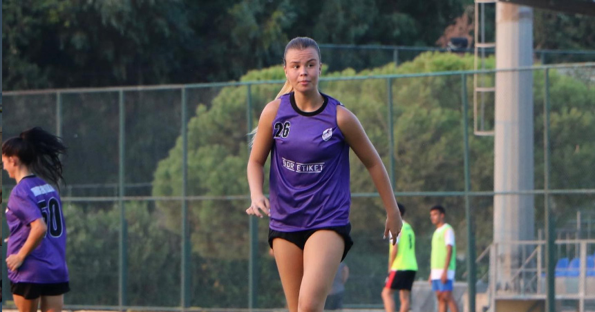 Zeynep Mestan futbolculuk döneminde sahada koşarken