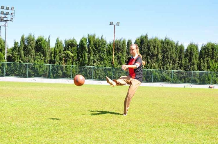 Zeynep Mestan Turgutluspor antrenman sahasında topa vururken