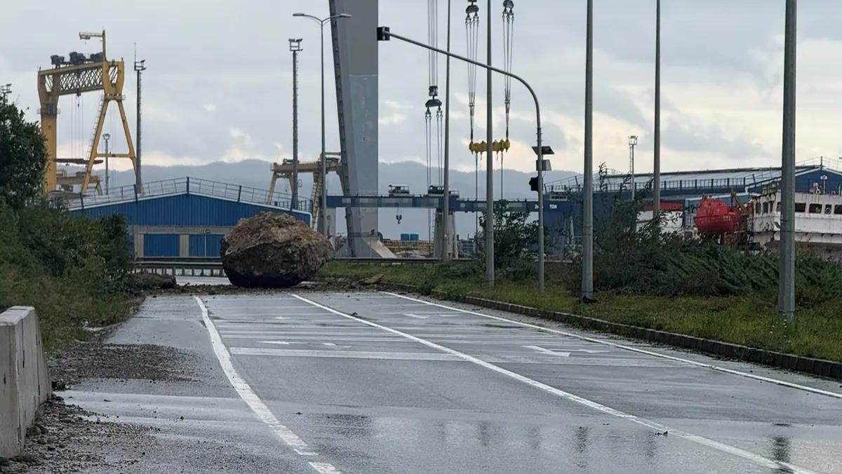 Zonguldak'ta yamaçtan kopan dev kaya karayoluna düştü: o saatlerde yoldan geçenler neyi son anda atlattı?